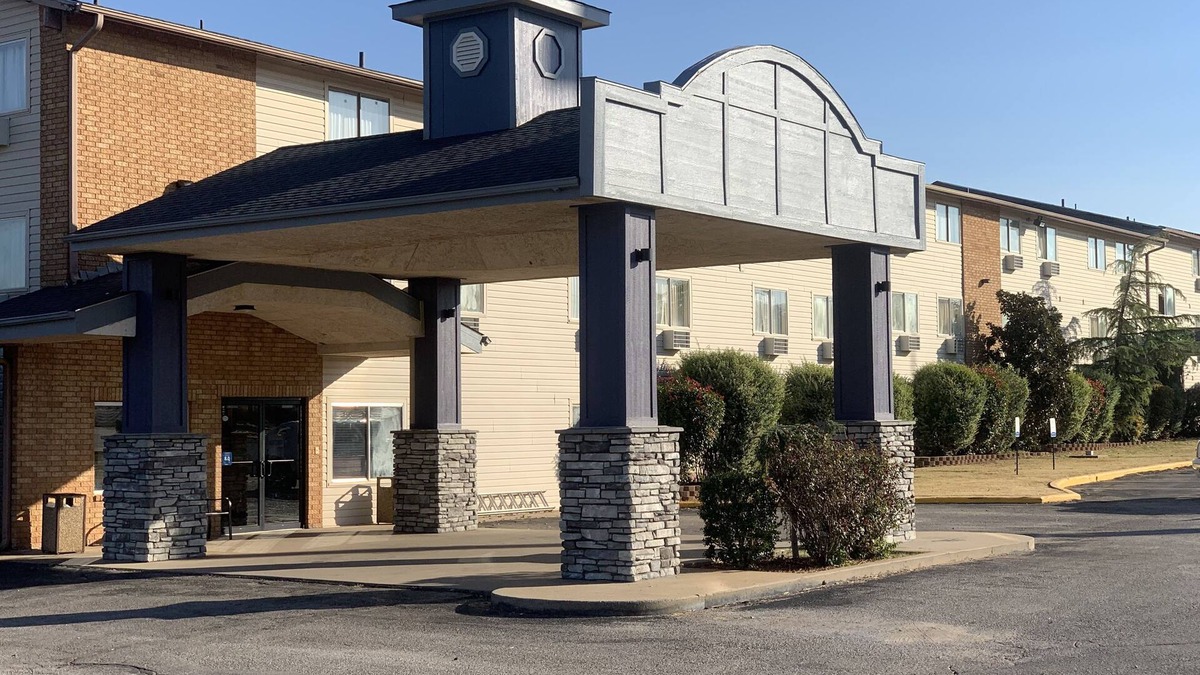 Clinton Hotel | Brentwood Inn Clinton