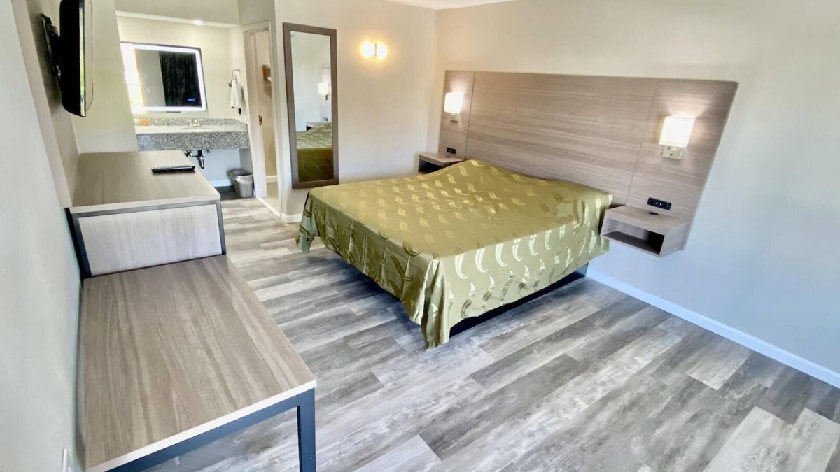 Suffolk Hotel | Brentwood Inn & Suites