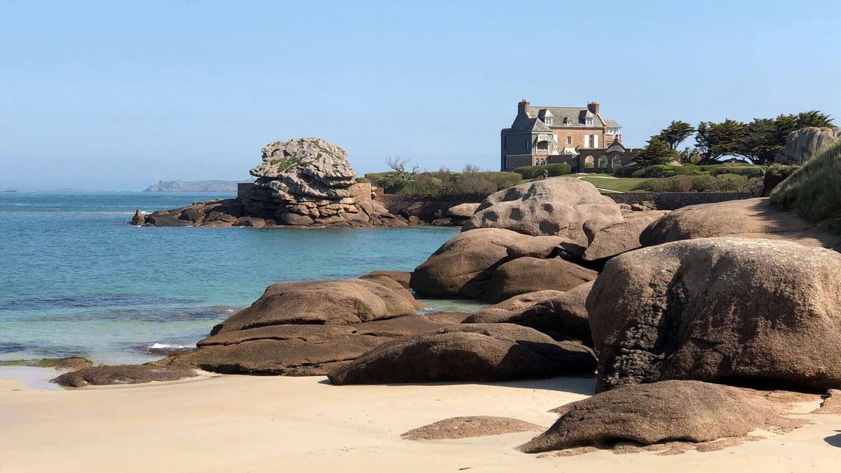 Cote de Granit Rose House | Breton house by the sea with WIFI and parking in Trégastel