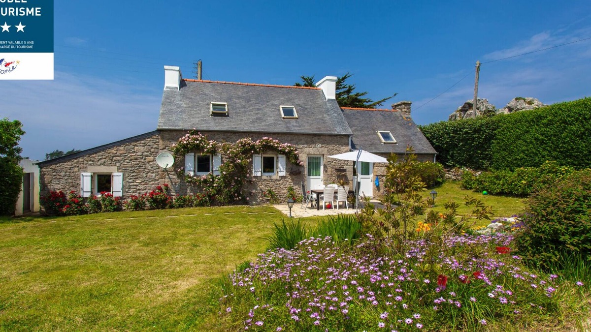 Landeda House | Breton stone house, in a quiet location and the beach