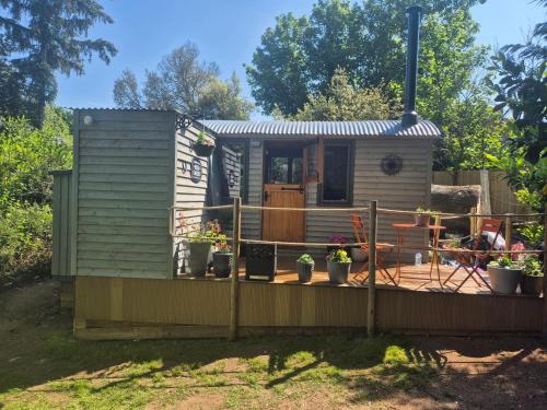 Milton Malsor House | Brewers Bolt Cozy Unique Shepherds Hut Dog Friendly Hot Tub!