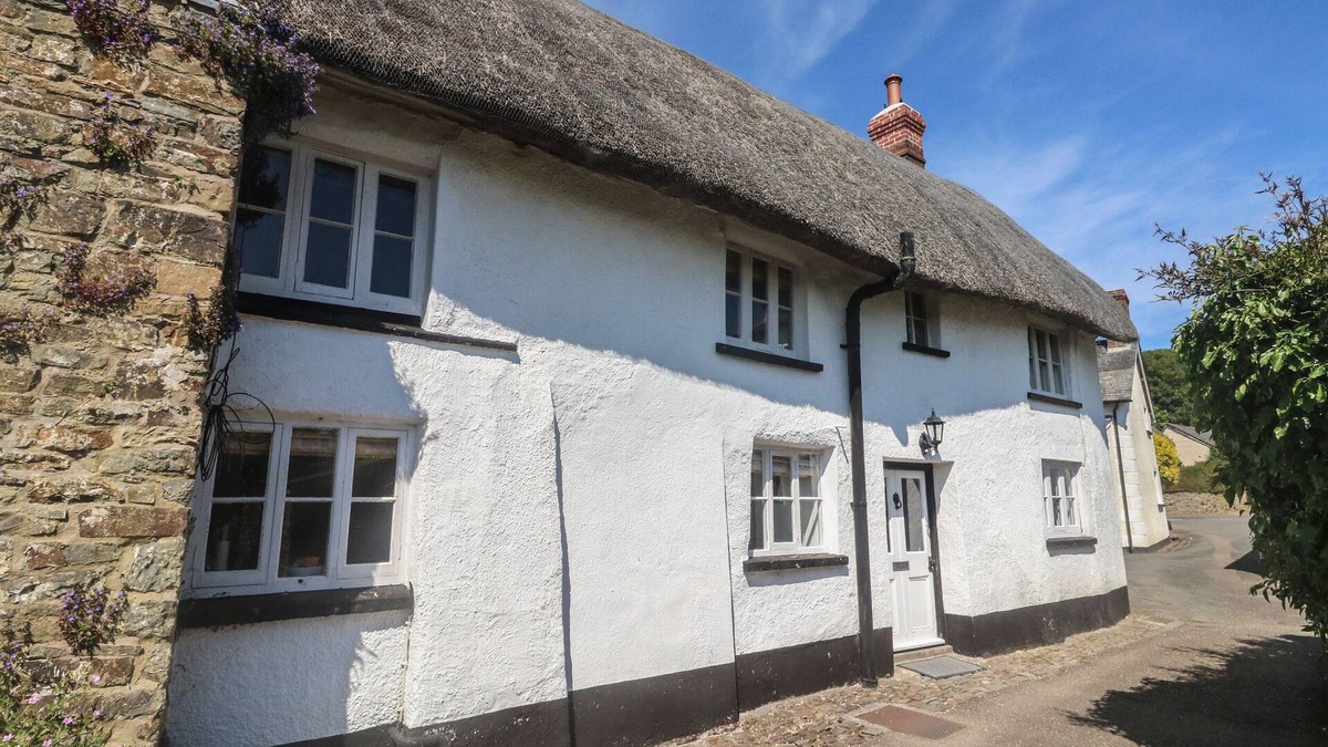 Kings Nympton Cottage | BREWERS COTTAGE, pet friendly, with open fire in Kings Nympton