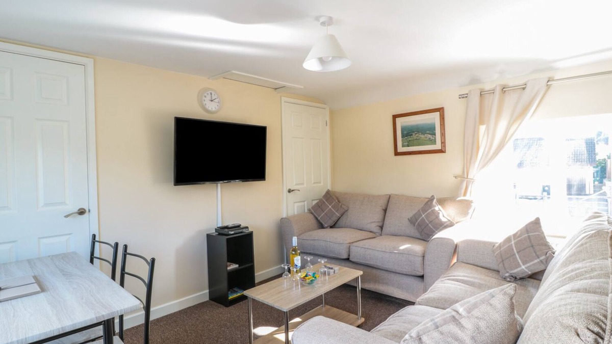Blakeney Cottage | BREWERY LODGE, pet friendly, with a garden in Blakeney