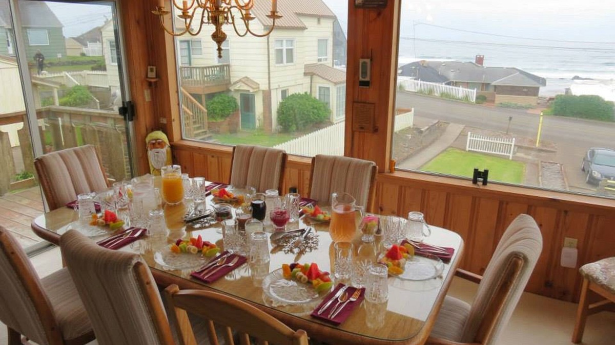 Lincoln City Bed & Breakfast | Breyhouse B&B Inn