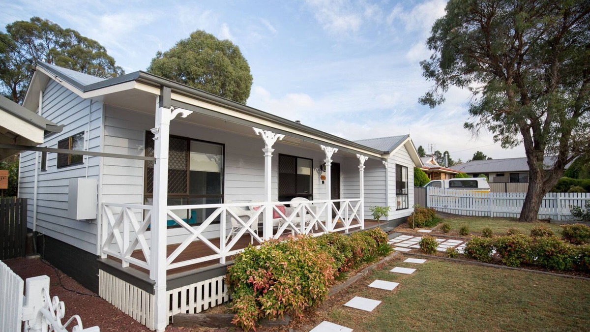 Stanthorpe House | Briar Rose Cottages - Cedar Cottage