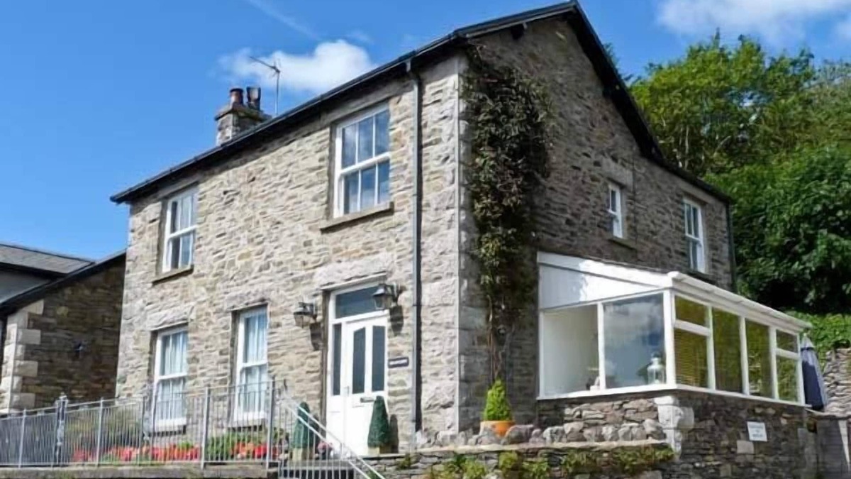 Lindale Cottage | BRIARCLIFFE COTTAGE, family friendly, with open fire in Lindale