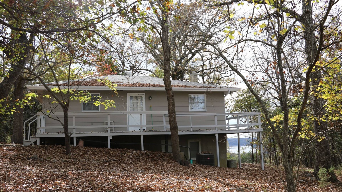 Gamaliel Cabin | Briarwood Cabin, overlooking Lake Norfork near Mountain Home, Arkansas.