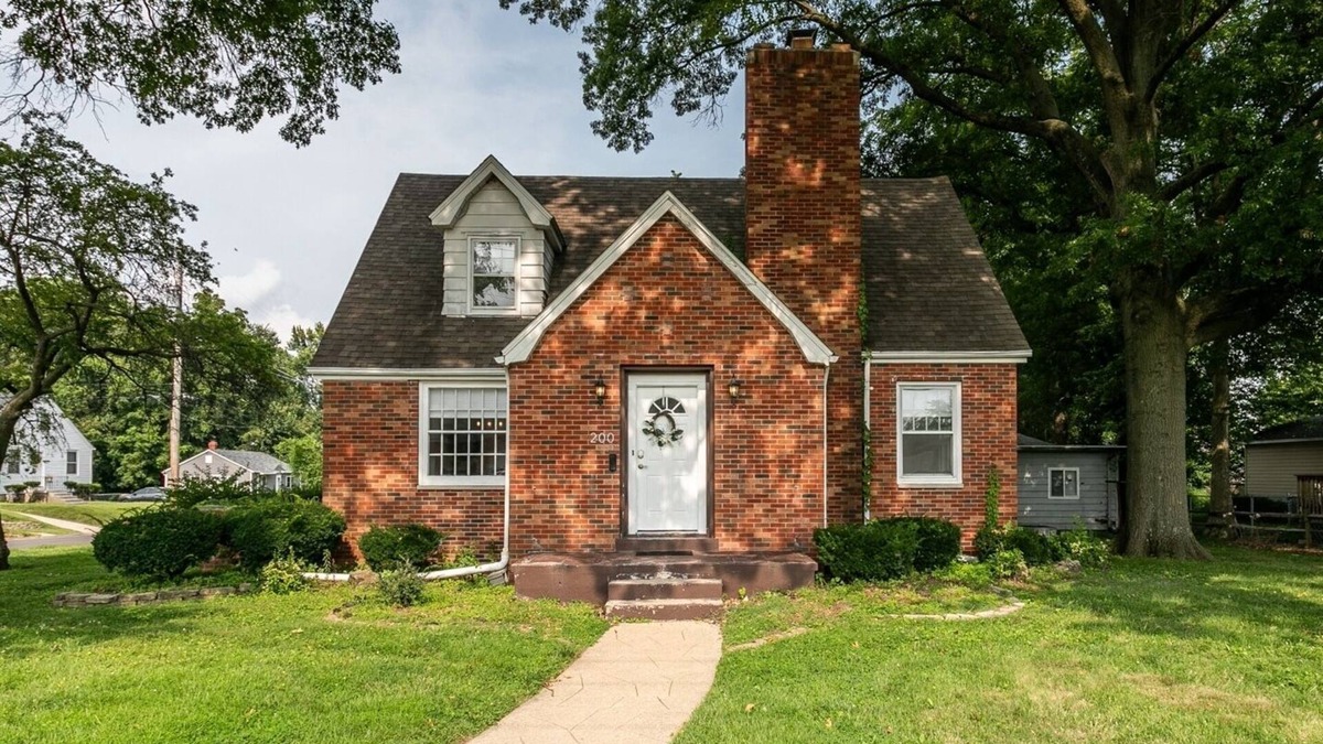 Edwardsville House | Brick B&B - Entire House in Downtown Edwardsville