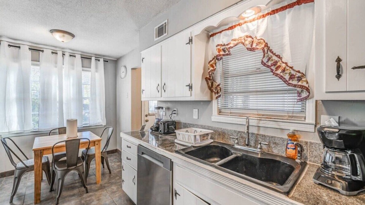 Ellendale House | Brick Bungalow - Mins from Parks