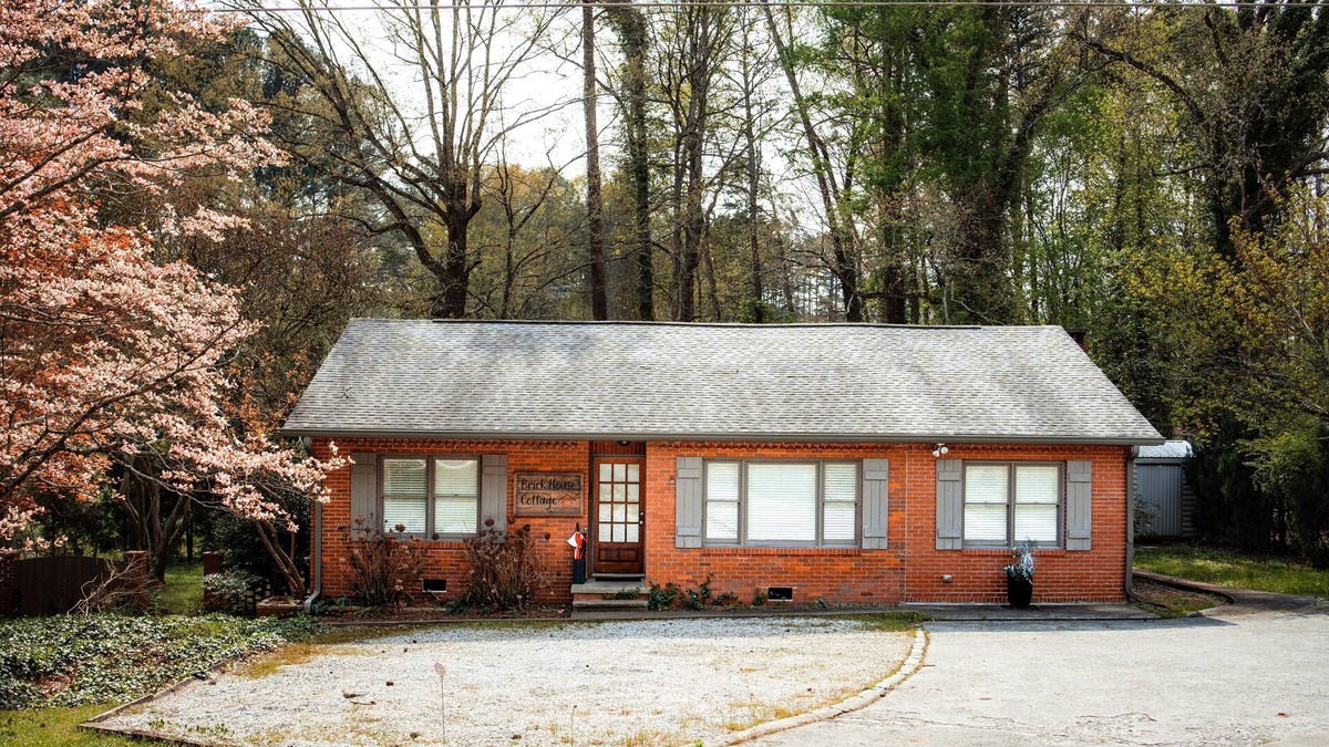 Toccoa House | Brick House Cottage at entrance to Toccoa Falls College & Stephens Co. Hospital