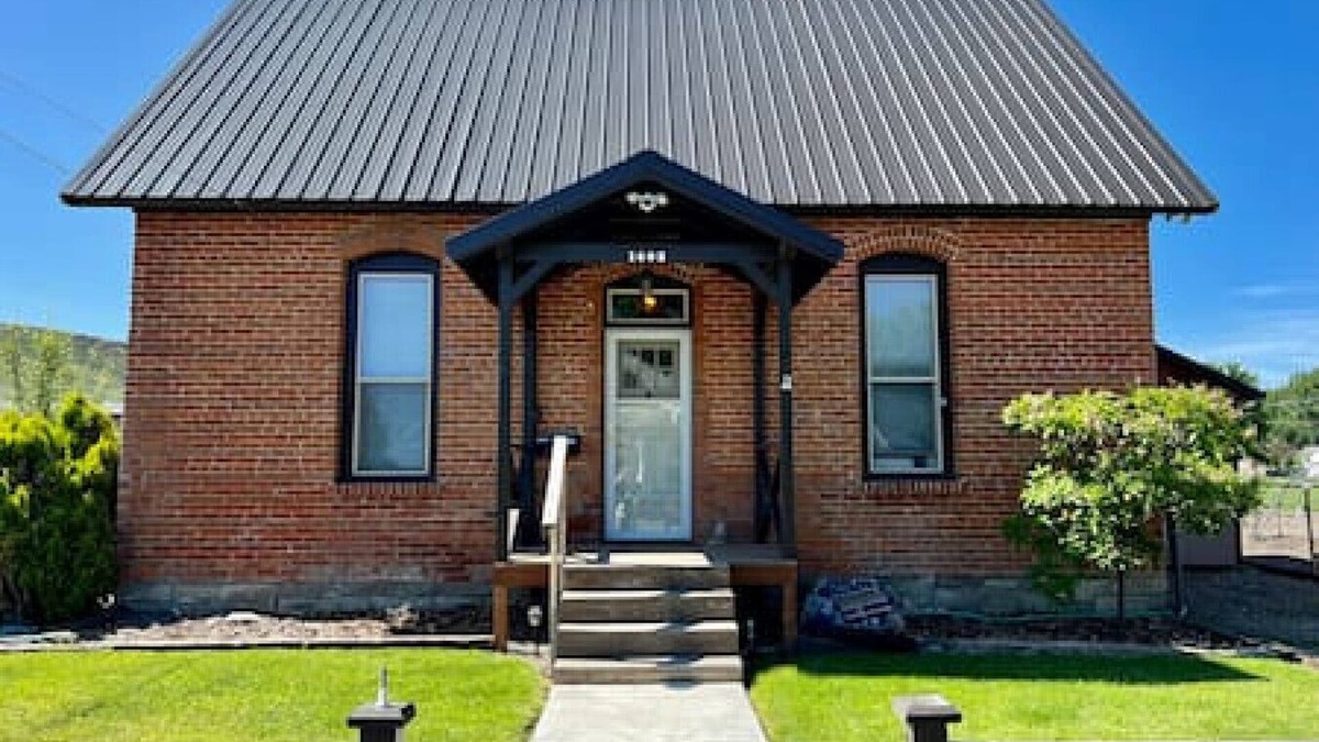 Baker City House | Brick House, Historic Charm! 1 Bdrm, Sleeps 2, Local Golfing 50% Off!