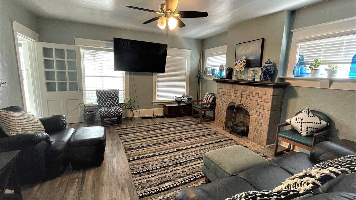 Erie House | Brick house in Historic "Milionaire's Row" Neighborhood - 10mins to Presque Isle