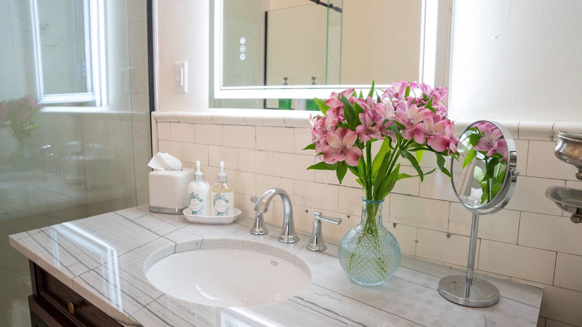 LaGrange Apartment | Bridal Suite - King room with bath and bistro