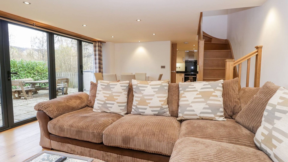 Newby Bridge Cottage | BRIDGE COTTAGE, family friendly, with a garden in Newby Bridge