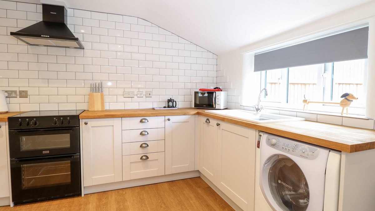Hethel House | BRIDGE END COTTAGE, pet friendly, with open fire in Mulbarton