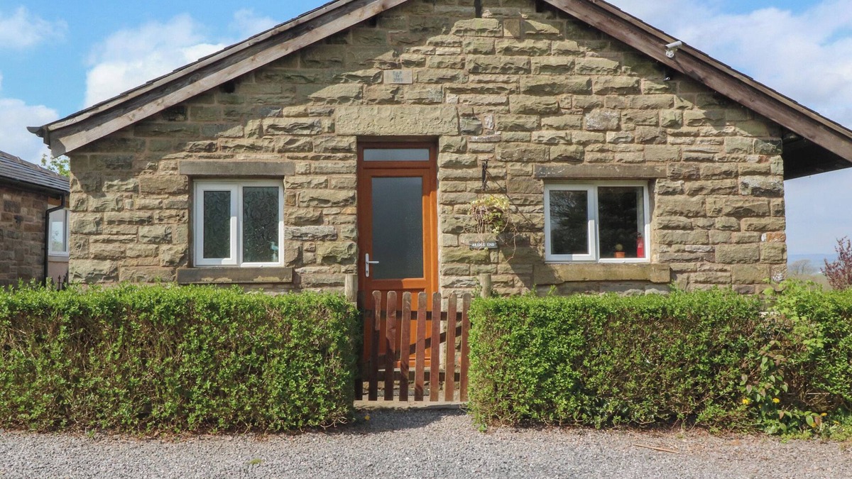 Fence Cottage | BRIDGE END, with open fire in Downham