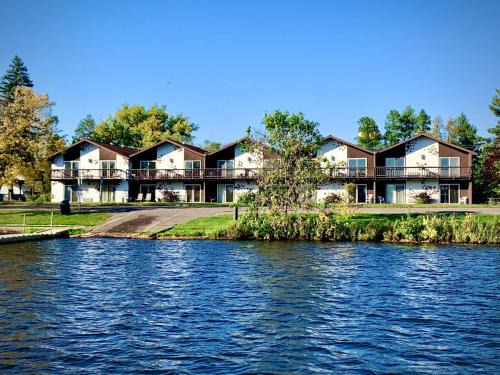 Tomahawk House | Bridge Inn Tomahawk -1st Floor, 2 Queen Size Bed, Walkout, River View