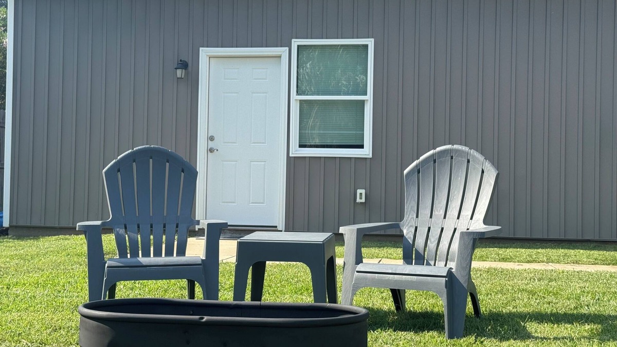 Navarre House | Bridge Side Bungalow 1.5mi from Nav Beach and the best restaurants/bars in town