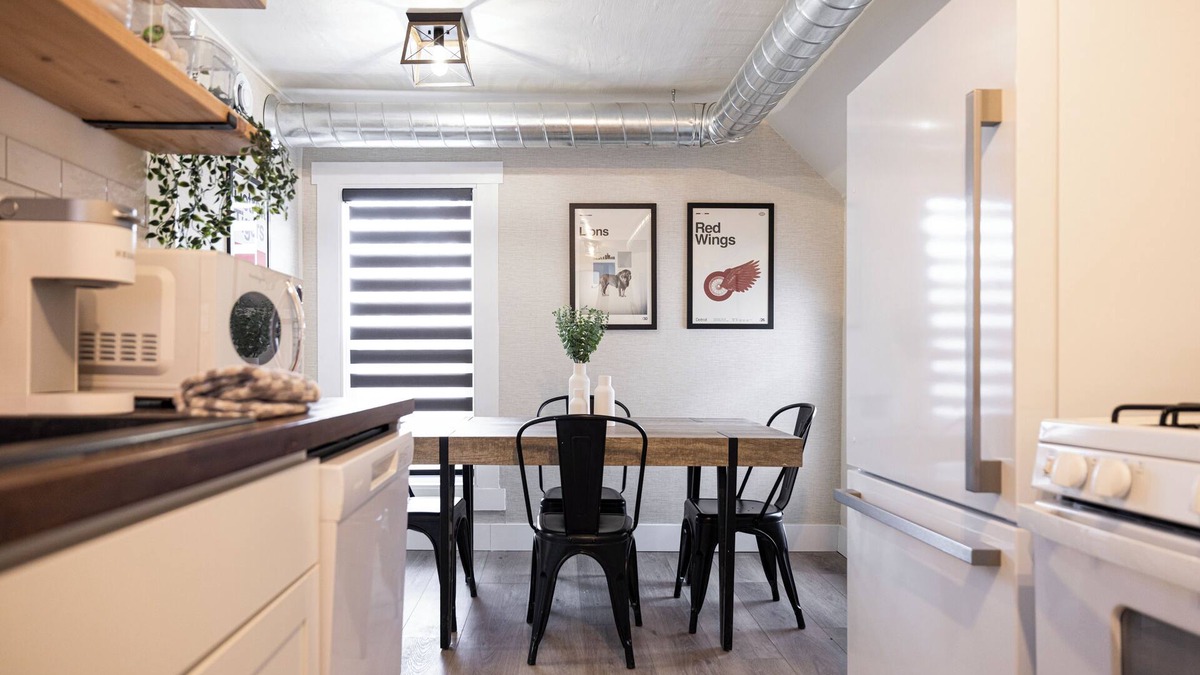 Grand Rapids Apartment | Bridge St Beauty, Brunch & Bars [4 Beds 1 Bath]