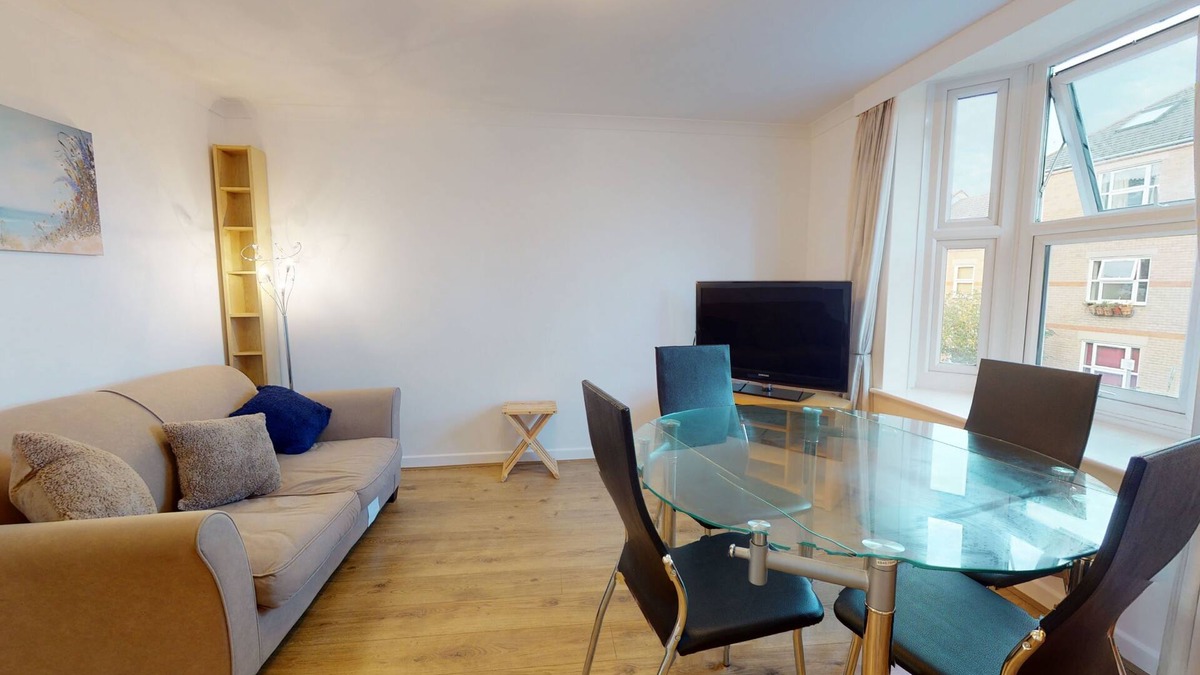 Oxford City Centre Apartment | Bridge View | Oxford Holiday Let | 1 Bed & Sleeps 2