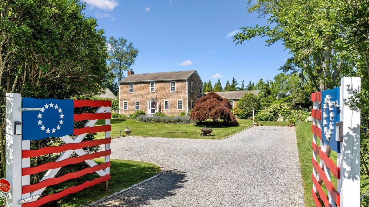 Bridgehampton House | BRIDGEHAMPTON South 5 bedroom 3.5 bath spectacular gardens and salt water pool