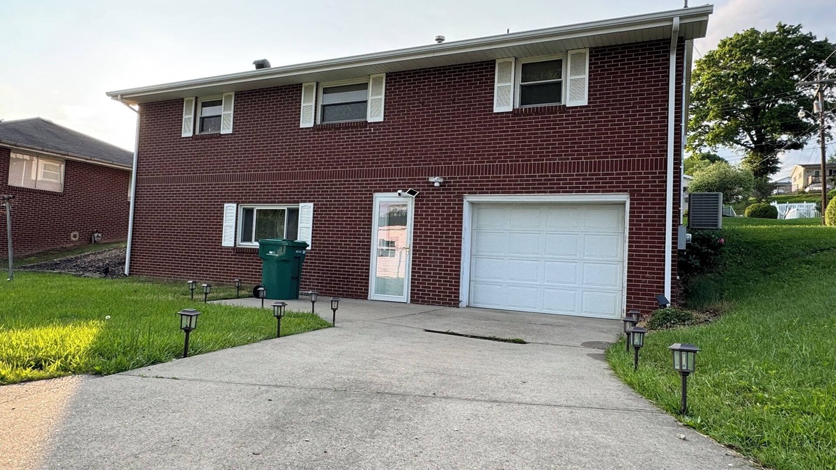 Bridgeport House | Bridgeport House. Close to UHC, FBI, The Bridge Sport Complex, Conference Center