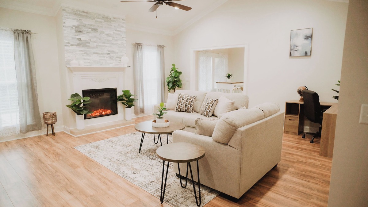 Tifton House | Bridgerton Palace 3bd 2ba Mid-Term Stay. Pet and Family Friendly!