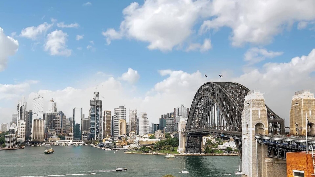 Kirribilli Apartment | 'Bridgeview' - Luxury 2 Bedroom Home, Complete w/Free Parking, Aircon & Lift!