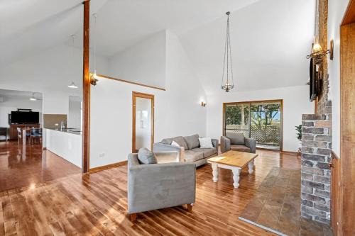 Reedy Creek House | Bridgman Canopy - Bushland Retreat near Robina Town