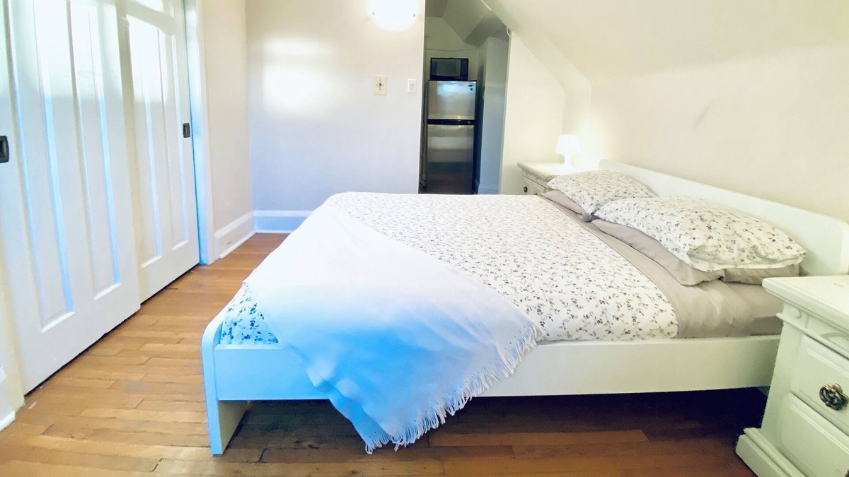 High Park North Apartment | Bright 1 bed next to High Park!