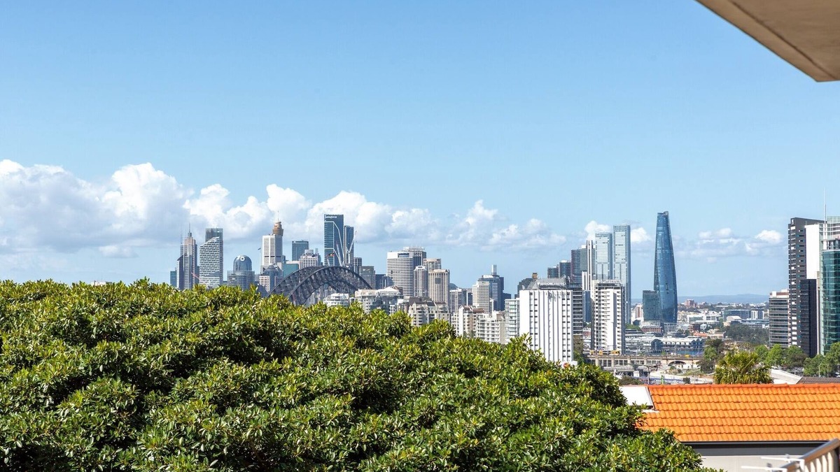 Neutral Bay Apartment | Bright 1-Bed with Balcony & Swimming Pool