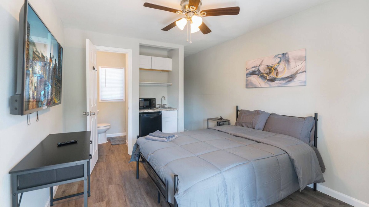 East Downtown Houston Apartment | Bright 1-Bedroom APT w/Queen Bed & Bath