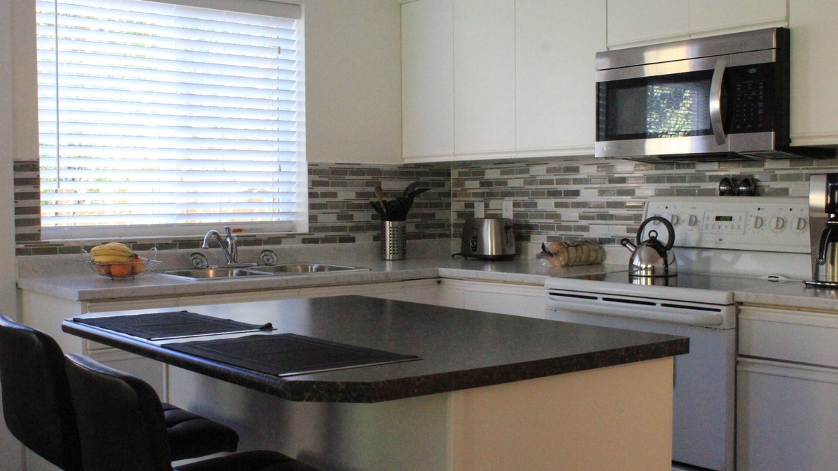 Sooke Apartment | Bright 1 bedroom suite/Self check in/Full kitchen/Wifi/Netflix/Optic TV