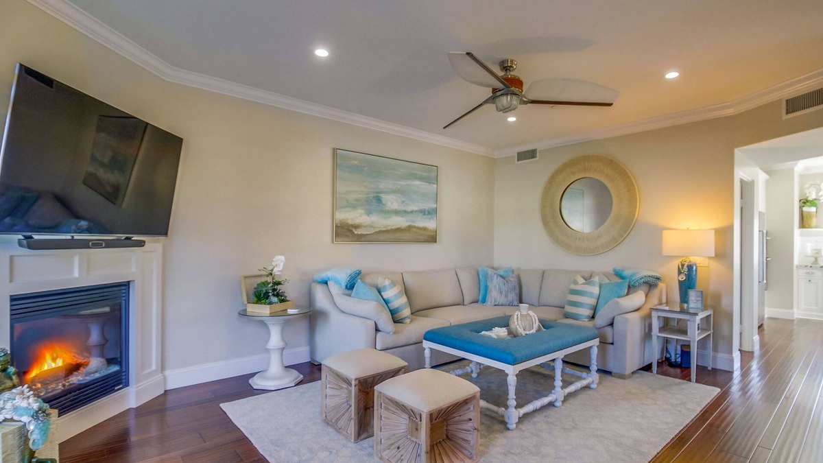 Roseville - Fleet Ridge Condo | Bright 1735 SF, 2 Suits. Centrally Located From the Bay to the Sea in min’s.