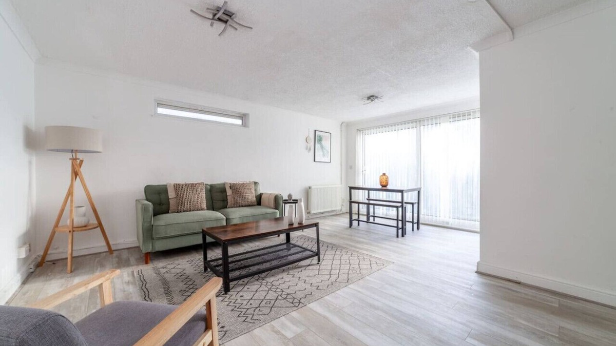 Wood Street Apartment | Bright 2 Bed Flat Walthamstow
