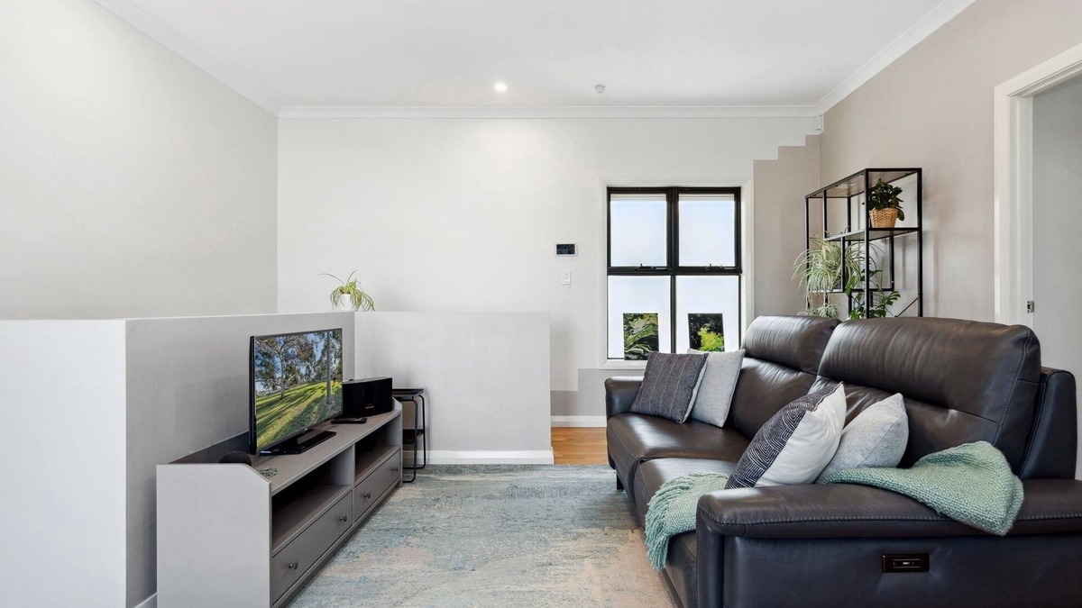Woodville West House | Bright 2-Bed Townhouse with Balcony & Garage