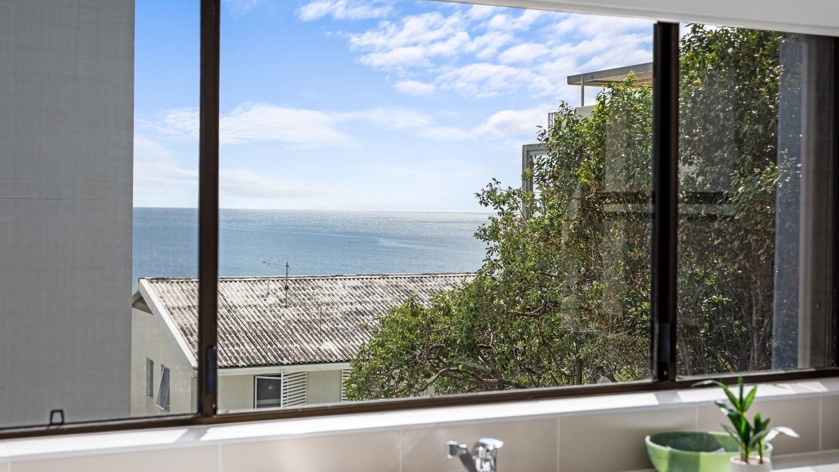 Moffat Beach Apartment | Bright 2-Bed Top-Floor Flat Near Moffat Beach