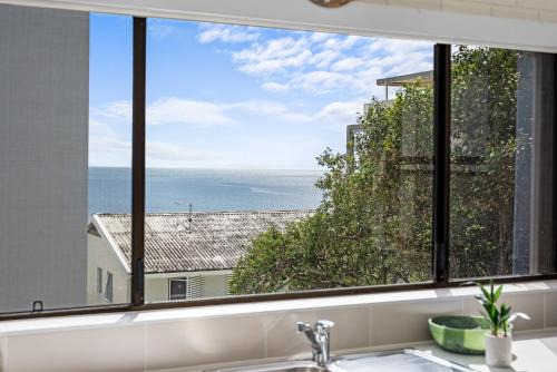 Moffat Beach Apartment | Bright 2-Bed Top-Floor Flat Near Moffat Beach