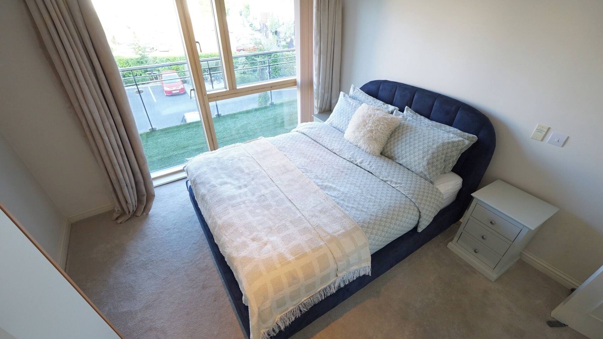 Dundrum Apartment | Bright 2 bedroom apartment with convenient transportation