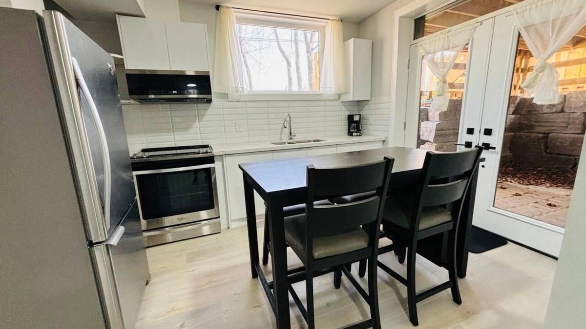 Richview Apartment | Bright 2 Bedroom Suite, Full Kitchen and Bathroom