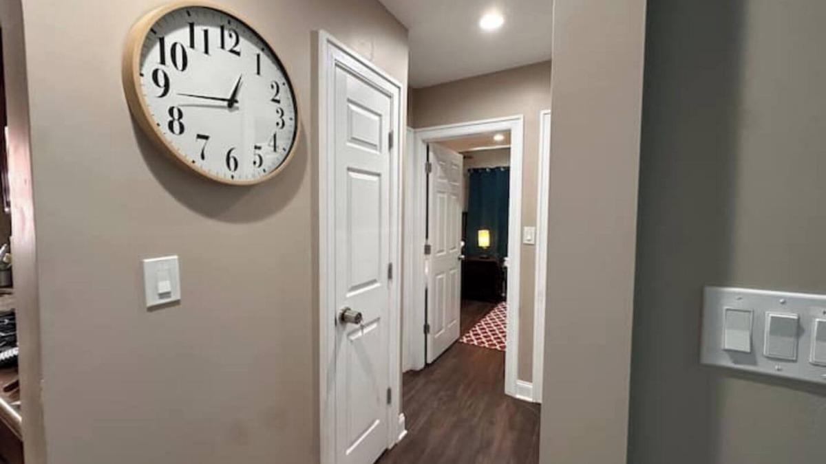 North Valley Stream House | Bright 2 BR 8 min from JFK, 4 min from US and Mall, Free Street Parking 24/7.