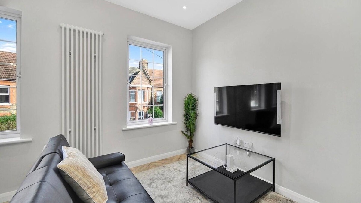 Lea Bridge House | Bright 2BR – Contractor + Family Friendly
