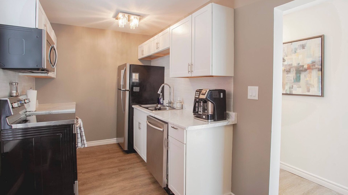 Niagara Falls Apartment | Bright 3BDRM 1 min. from the Falls w/Free Parking