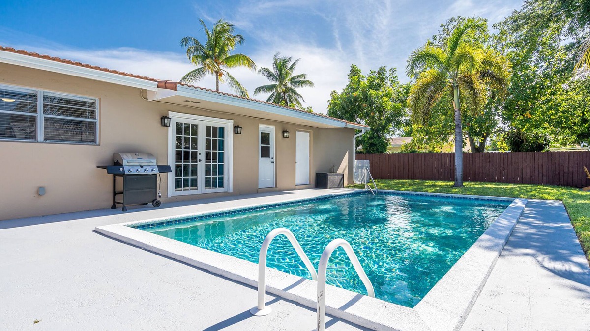 West Hollywood House | Bright 3BR Home Private Pool, 18 mins to Ocean