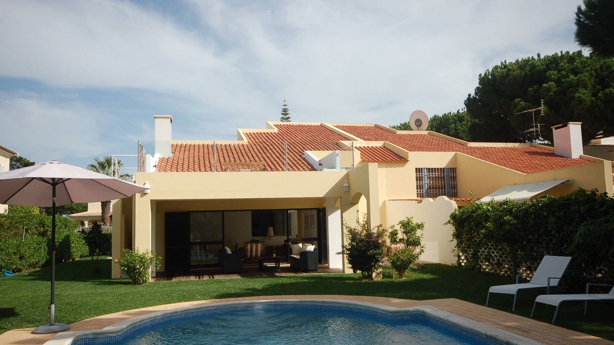 Quarteira Villa | Bright 4 bedroom villa in Vilamoura, quiet area, private pool. Billiard table
