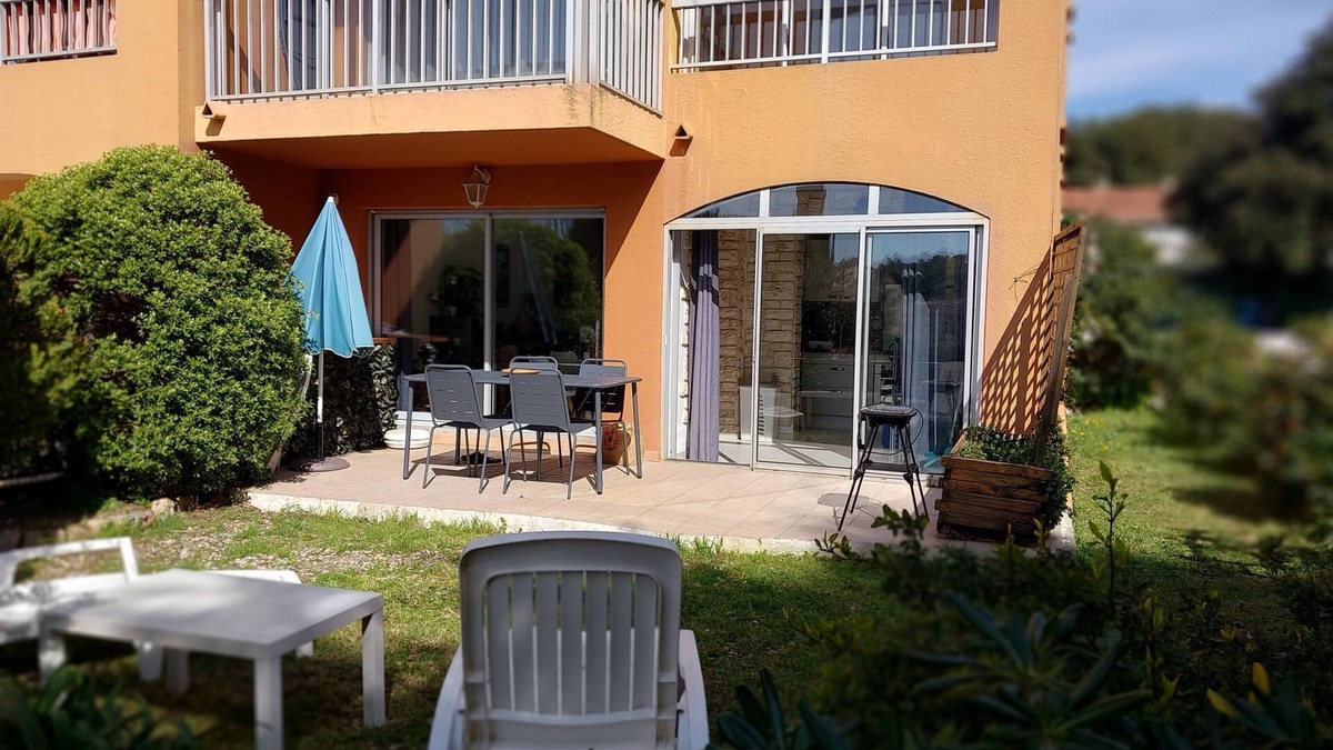Saint-Mandrier-sur-Mer Apartment | Bright 55m2 T3 with 90m2 garden, 400 m from the beach and shops