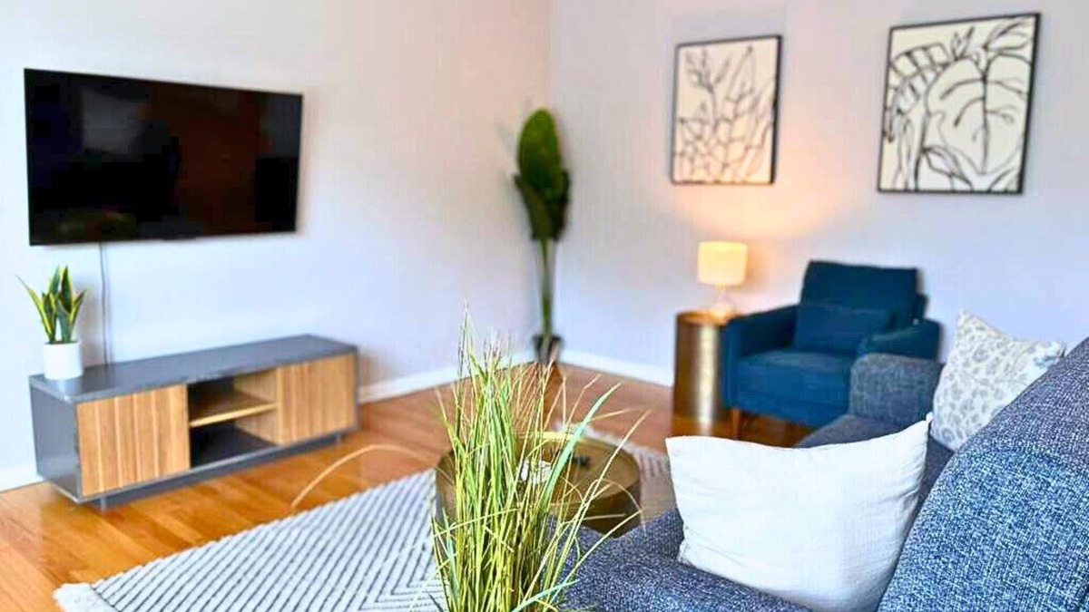West Ridge Apartment | Bright & Airy 1-Bedroom Unit