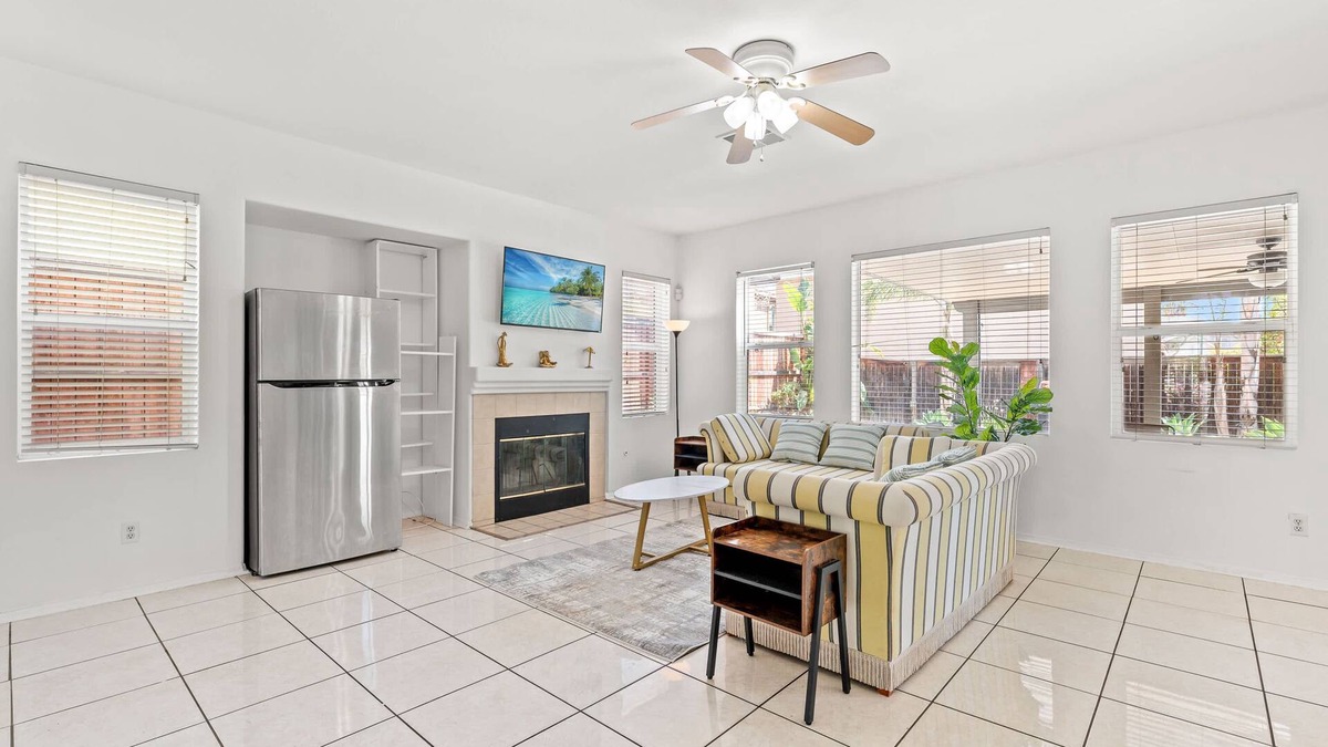 Moreno Valley House | Bright Airy 5B Home Workspace Outdoor Lounge