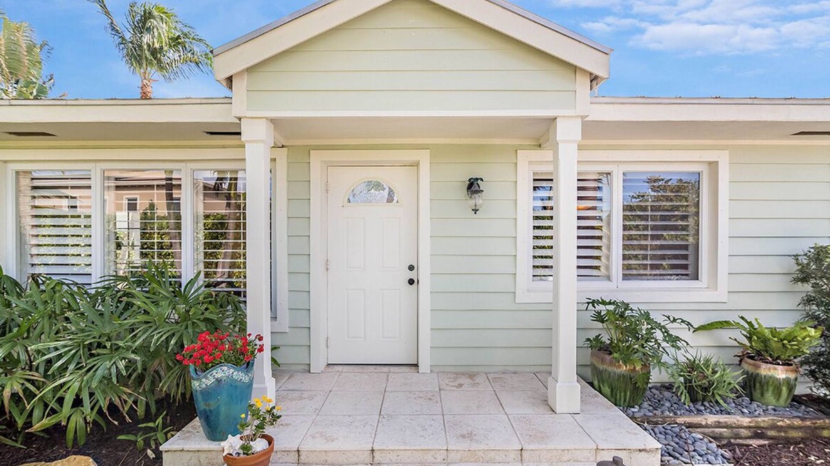 Juno Beach House | Bright & Airy Luxury Cottage on Juno Beach