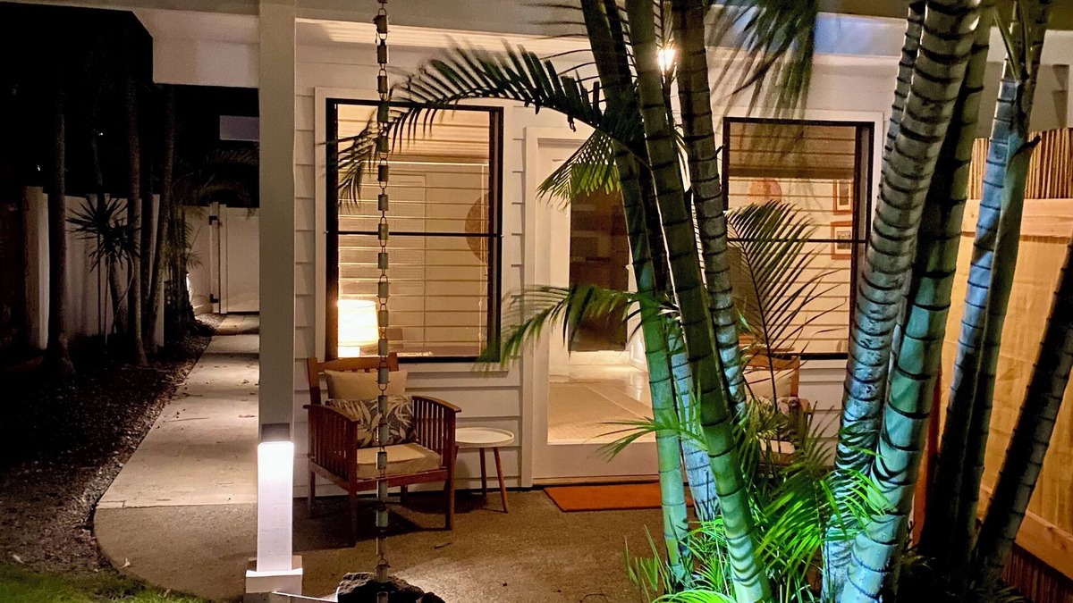 Kalama Tract Cottage | Bright and airy 1-bedroom cottage in charming Kailua, 1 block to beach. WiFi, AC